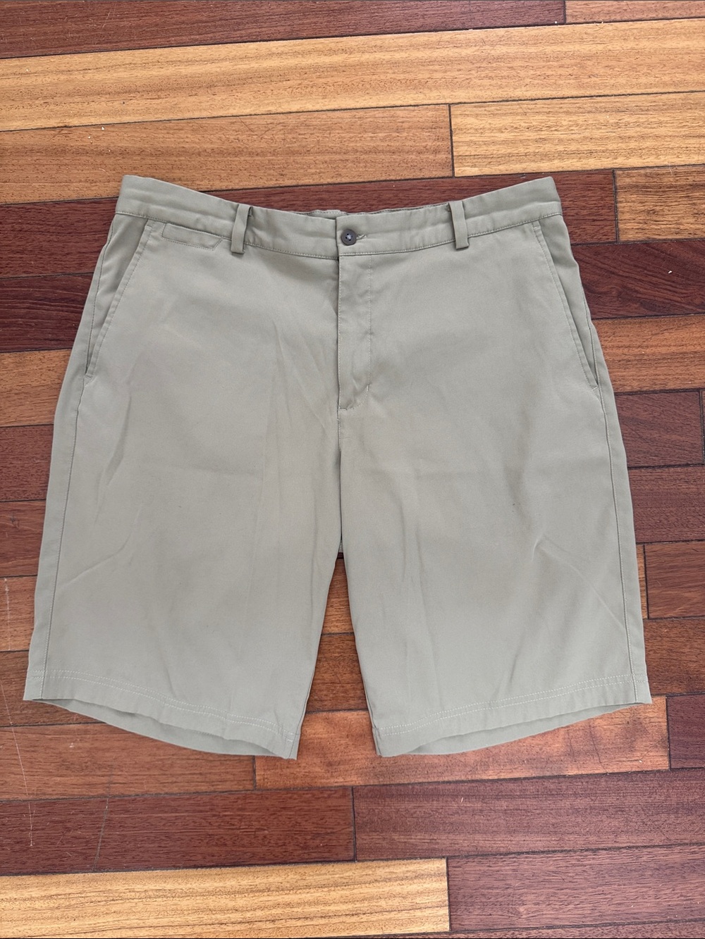 Nike Men's Golf Flat Front Dri-Fit Shorts in Light Khaki Size 33